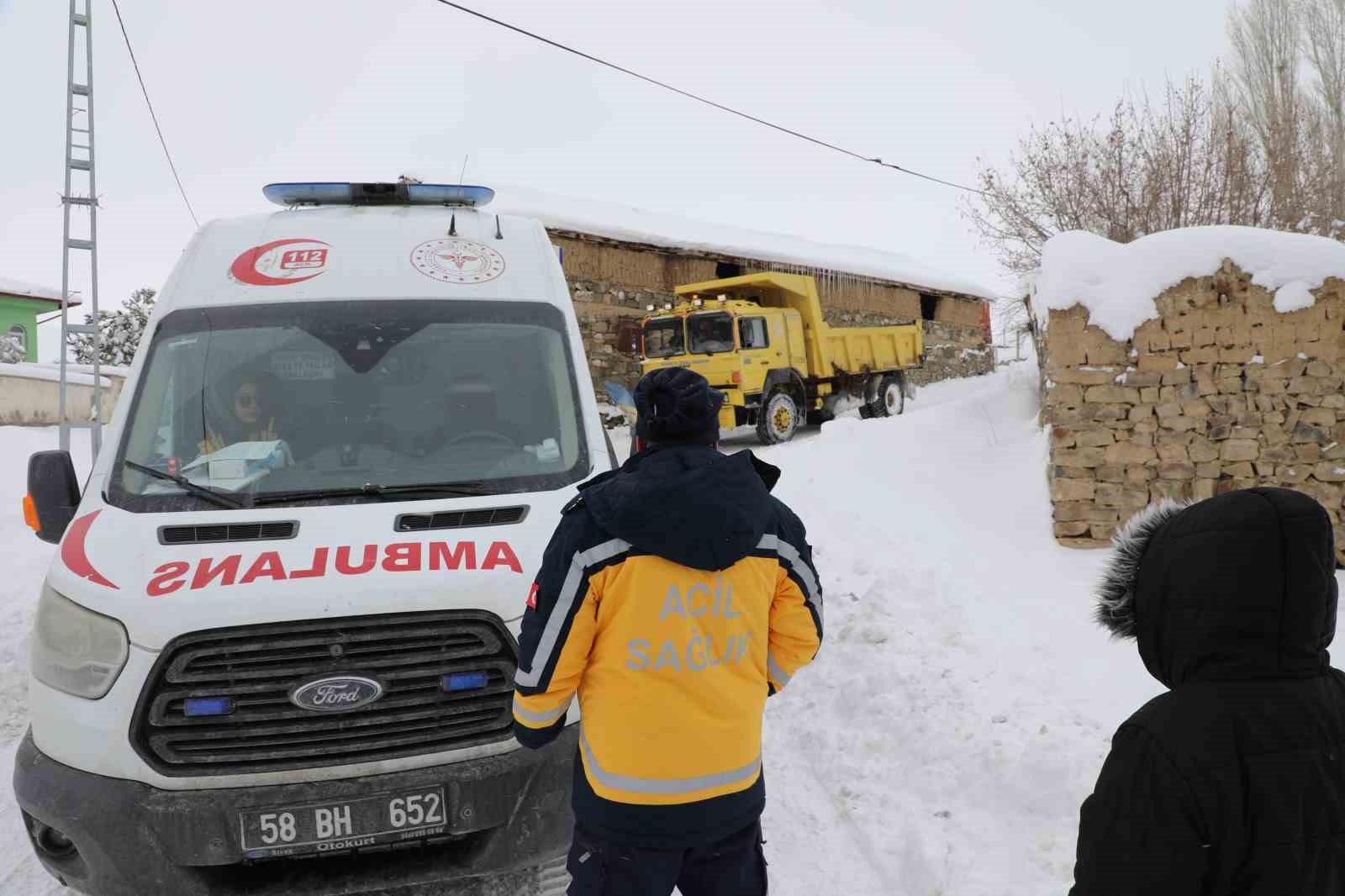Sivas’ta kar engeline takılan hasta için ekipler seferber oldu
