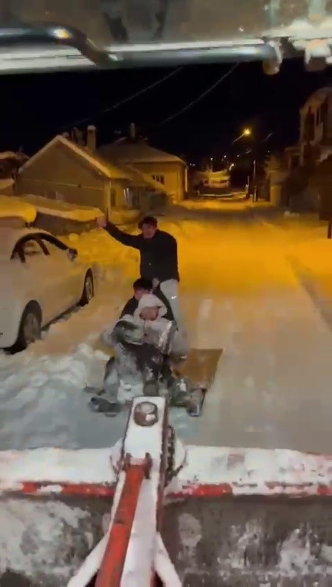 Sivas’ta kar ve dondurucu soğuk renkli görüntüler oluşturdu
