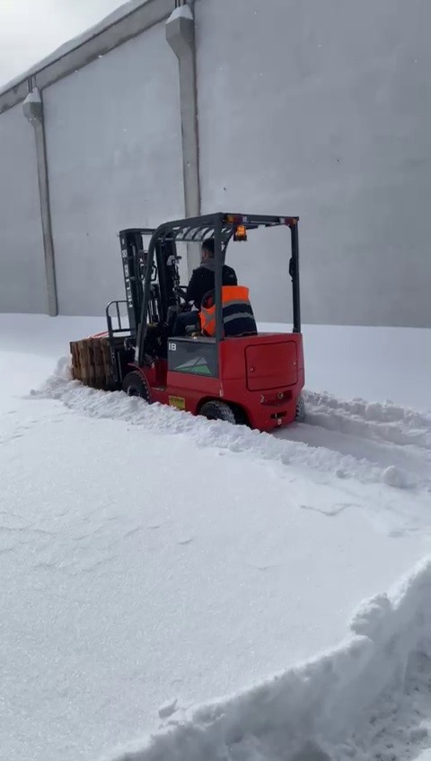 Sivas’ta kar ve dondurucu soğuk renkli görüntüler oluşturdu
