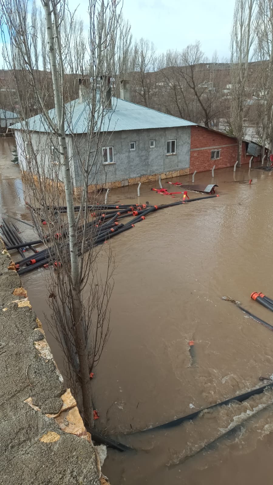 Sivas’ta karların erimesi ile dereler taştı, tarım arazileri göle döndü
