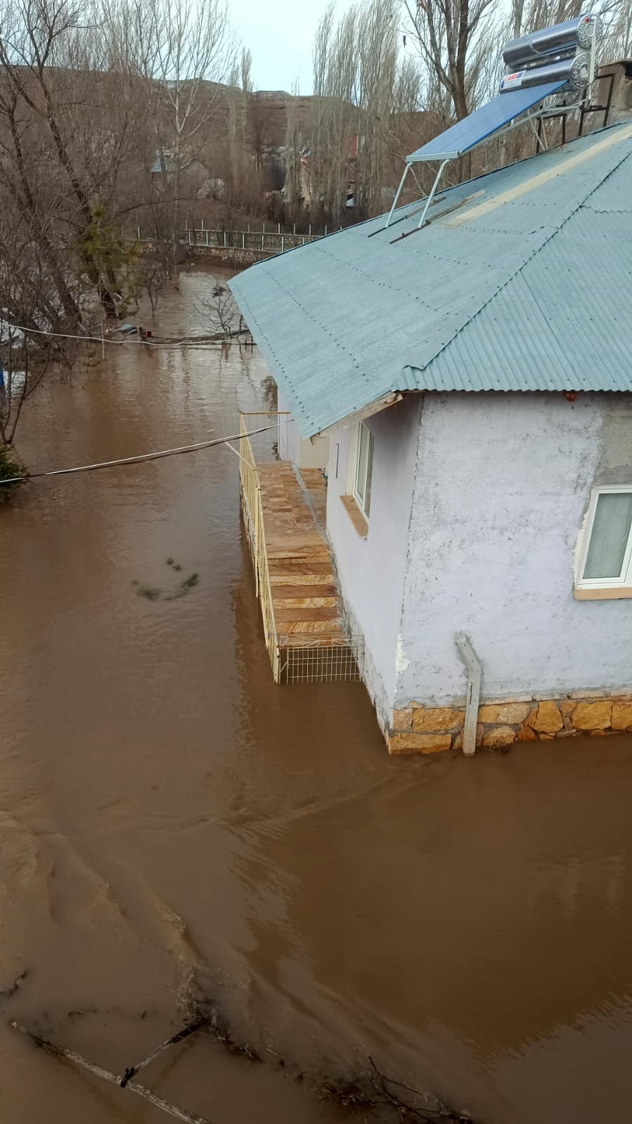 Sivas’ta karların erimesi ile dereler taştı, tarım arazileri göle döndü
