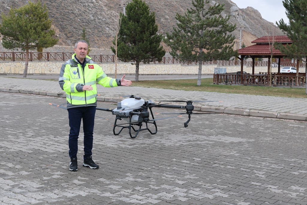 Sivas’ta keneye karşı havadan karadan mücadele
