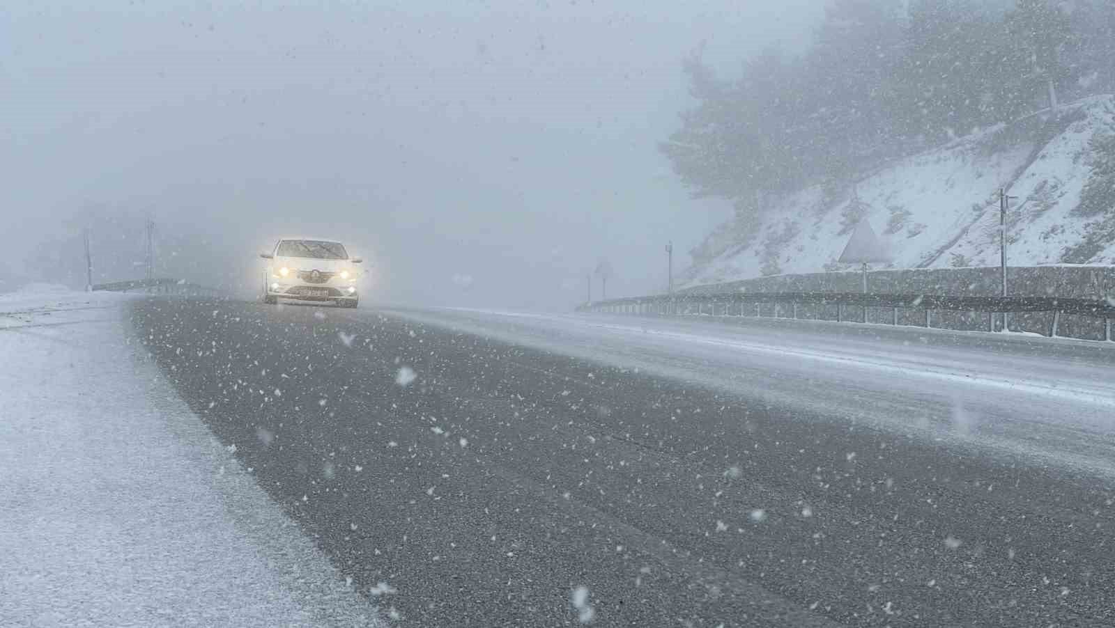 Sivas’ta kış geri döndü: Geçitler karla kaplandı
