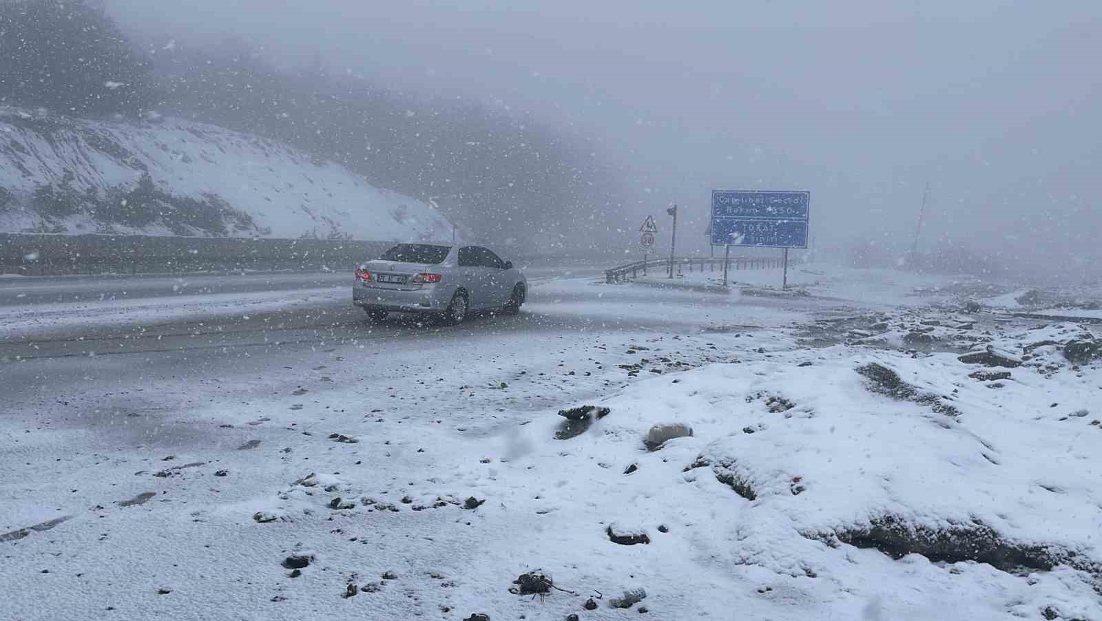 Sivas’ta kış geri döndü: Geçitler karla kaplandı
