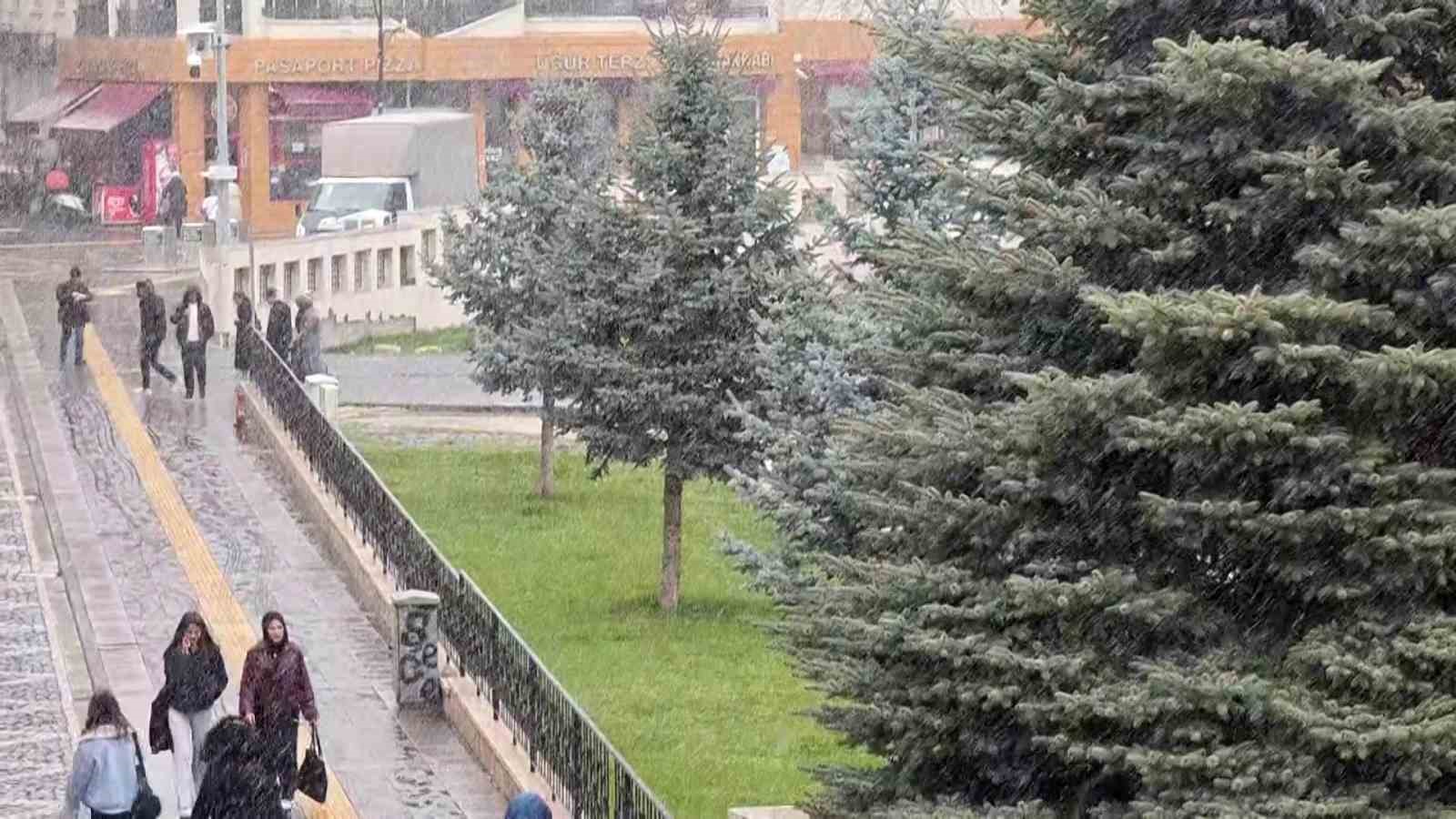 Sivas’ta kış geri döndü
