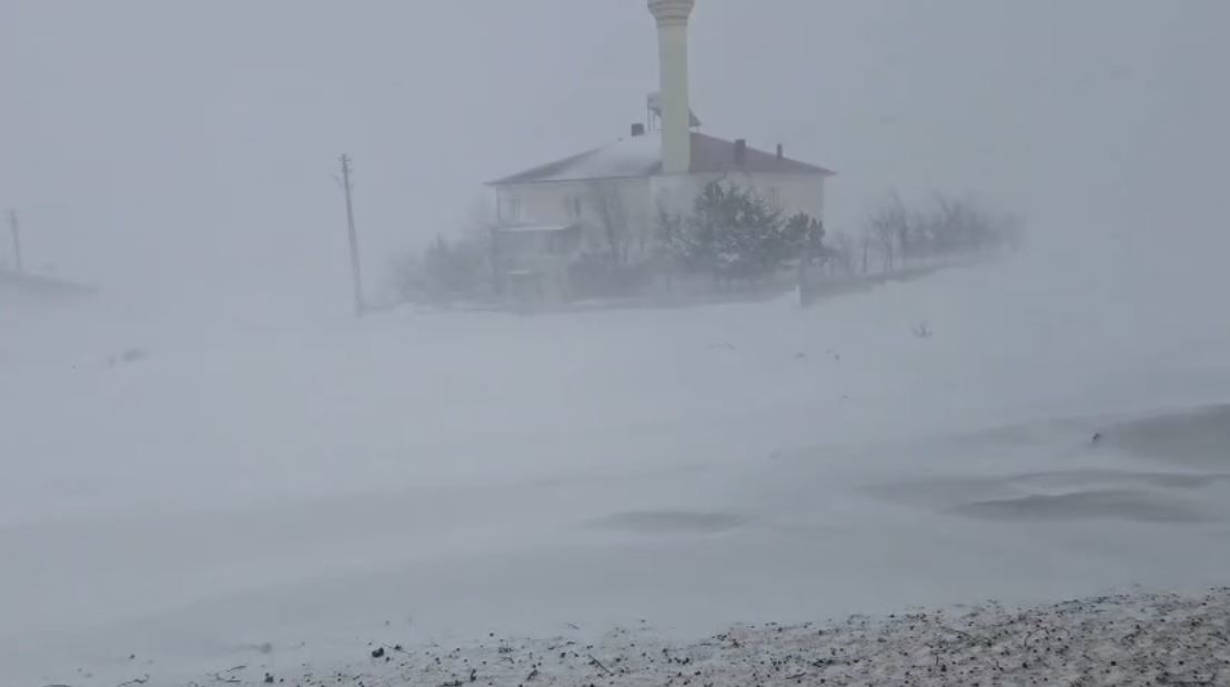 Sivas’ta koyunlar kar altında kaldı, çoban türküleriyle ile mest etti
