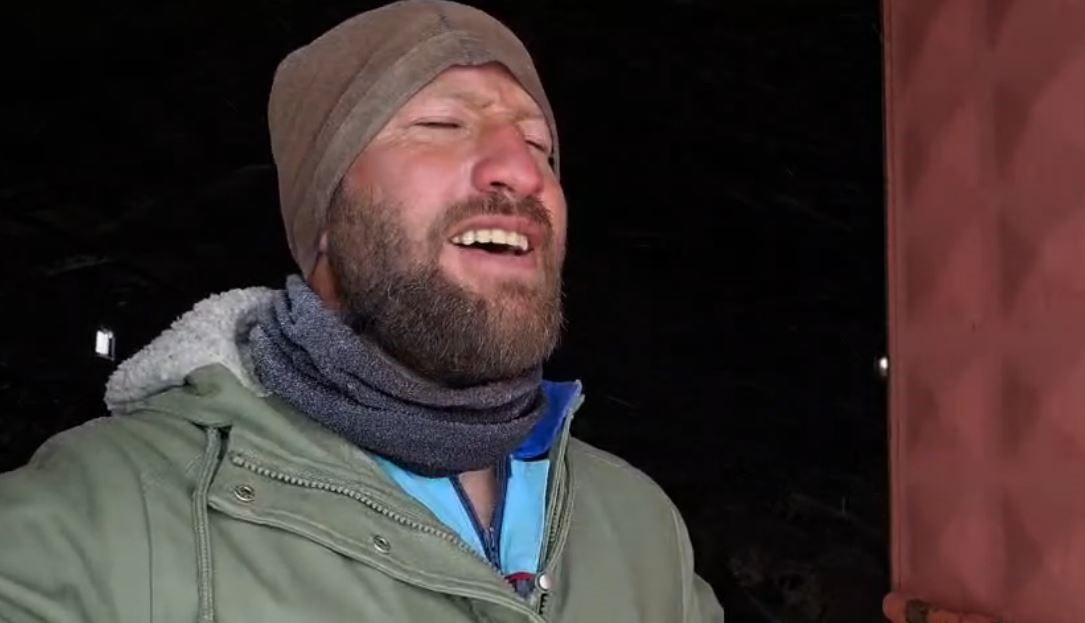 Sivas’ta koyunlar kar altında kaldı, çoban türküleriyle ile mest etti
