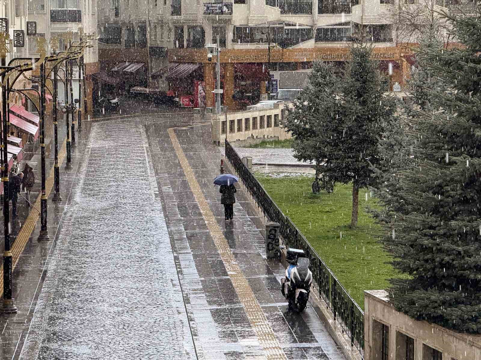 Sivas’ta kuvvetli yağmur etkili oldu, hazırlıksız yakalananlar sığınacak yer aradı
