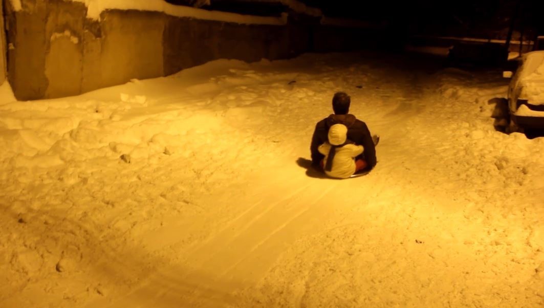Sivas’ta mahalleli sokağa döküldü, çocuklar ve yetişkinler karın tadını kayarak çıkardı
