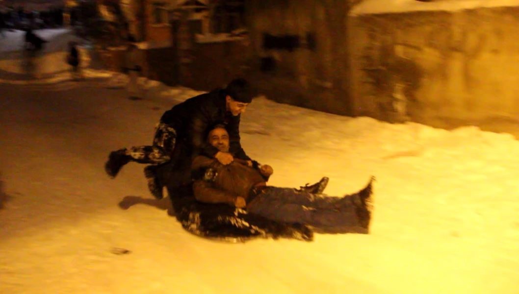 Sivas’ta mahalleli sokağa döküldü, çocuklar ve yetişkinler karın tadını kayarak çıkardı
