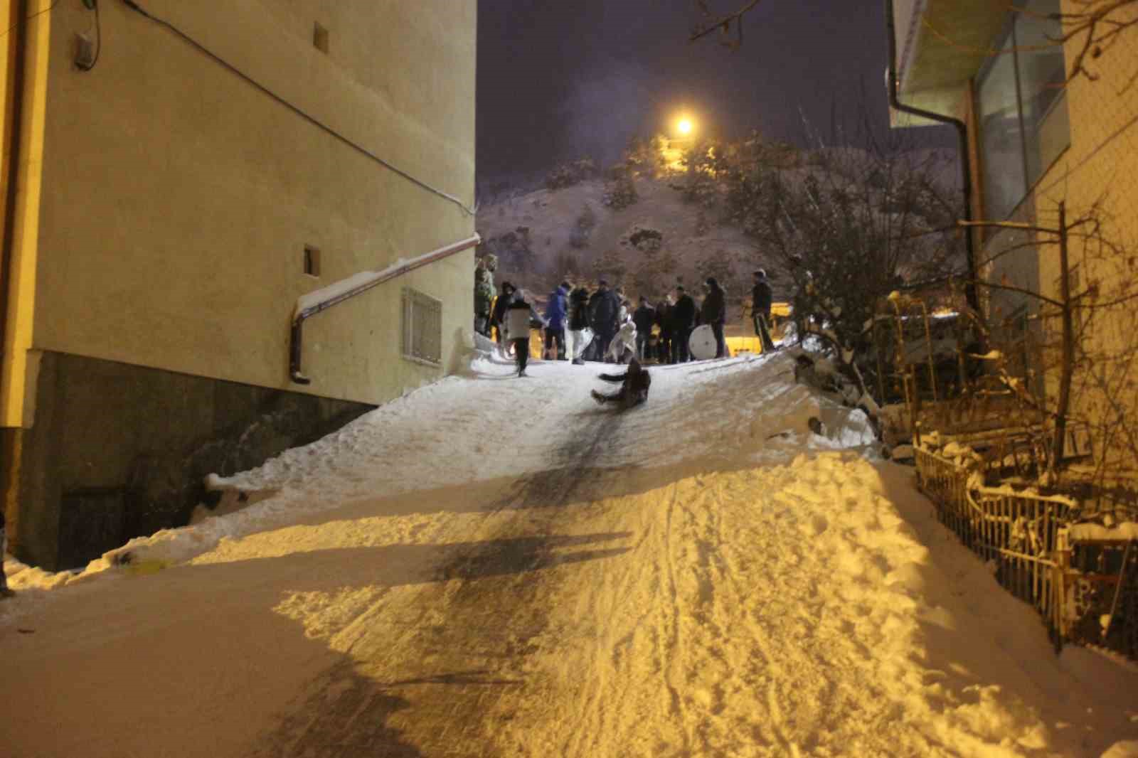 Sivas’ta mahalleli sokağa döküldü, çocuklar ve yetişkinler karın tadını kayarak çıkardı

