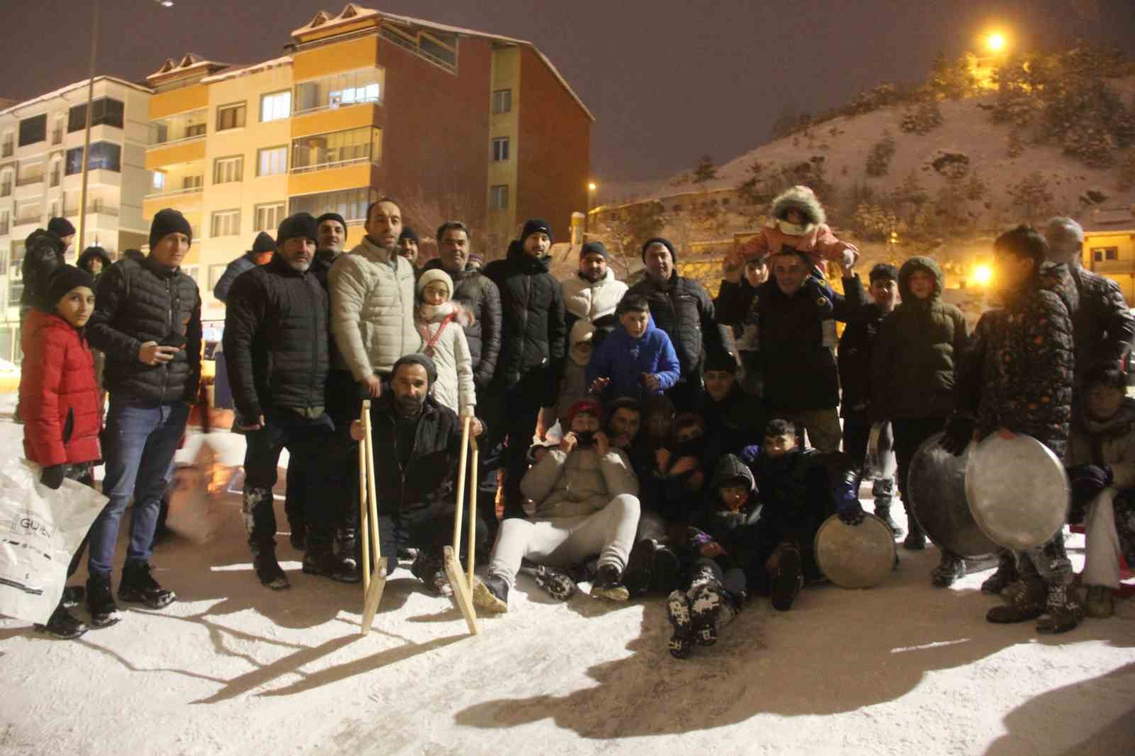 Sivas’ta mahalleli sokağa döküldü, çocuklar ve yetişkinler karın tadını kayarak çıkardı
