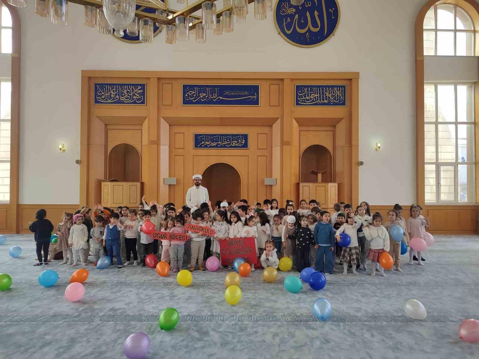 Sivas’ta minik yürekler Ramazan’ın manevi iklimini camide yaşadı
