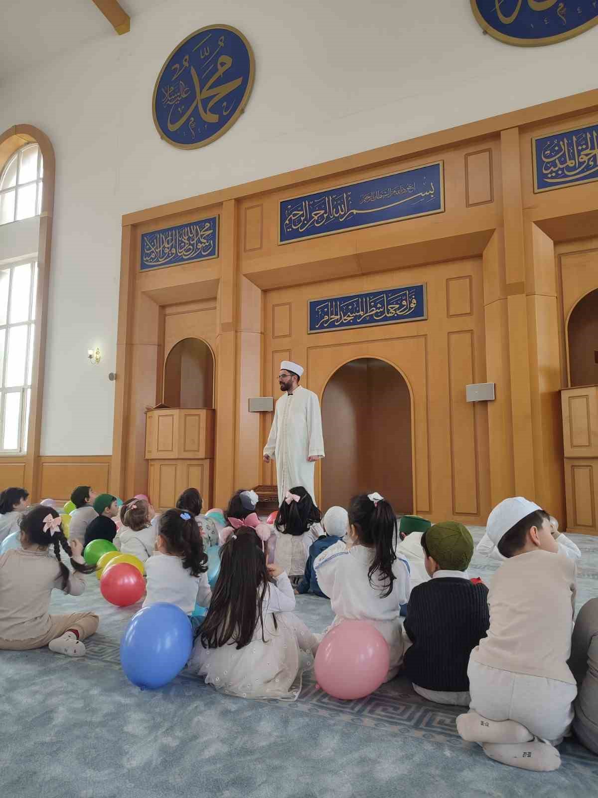 Sivas’ta minik yürekler Ramazan’ın manevi iklimini camide yaşadı
