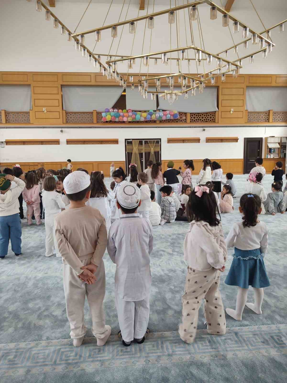 Sivas’ta minik yürekler Ramazan’ın manevi iklimini camide yaşadı
