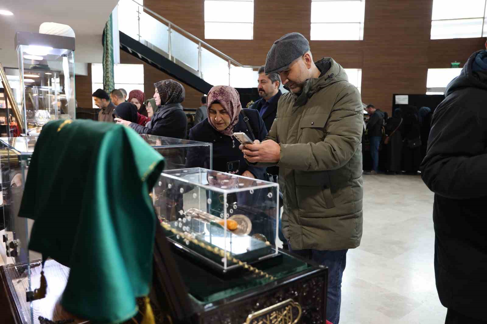 Sivas’ta Mukaddes Emanetler Sergisi’nde uzun kuyruklar oluştu

