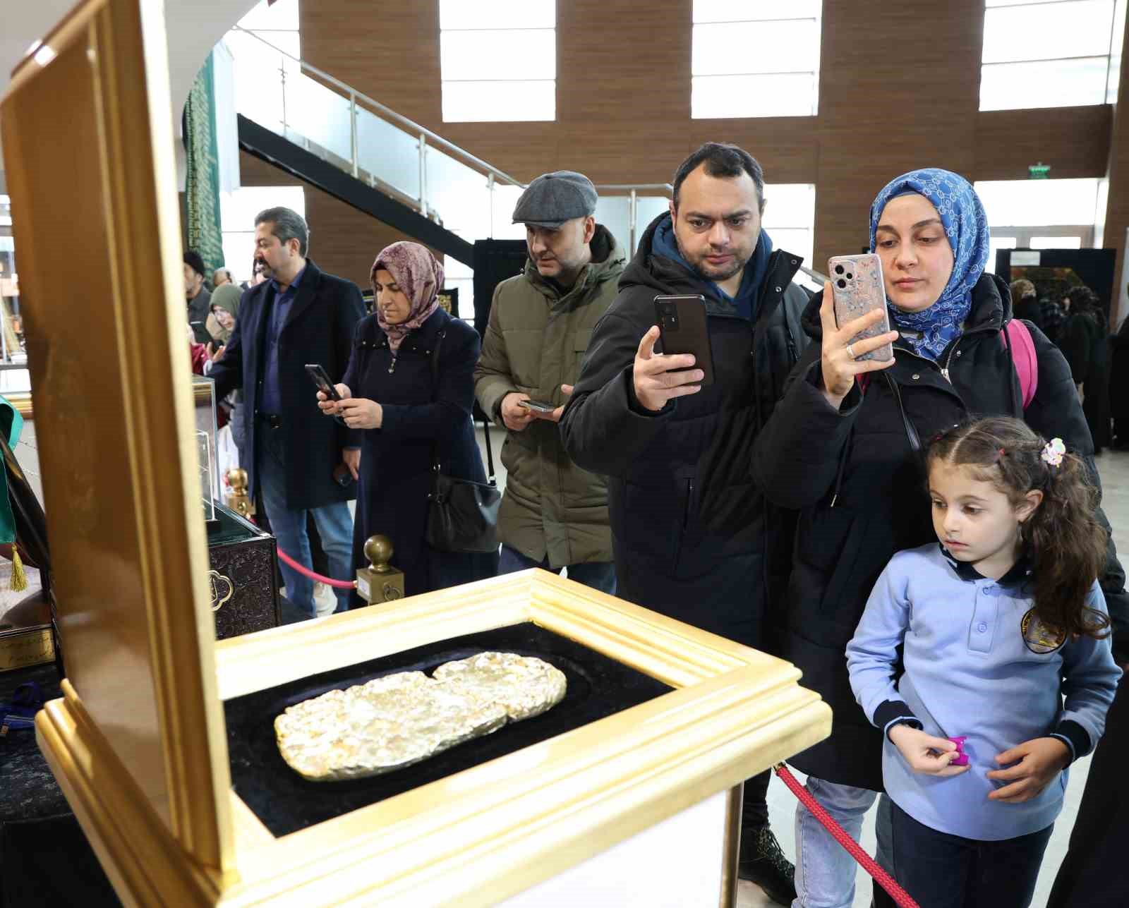 Sivas’ta Mukaddes Emanetler Sergisi’nde uzun kuyruklar oluştu
