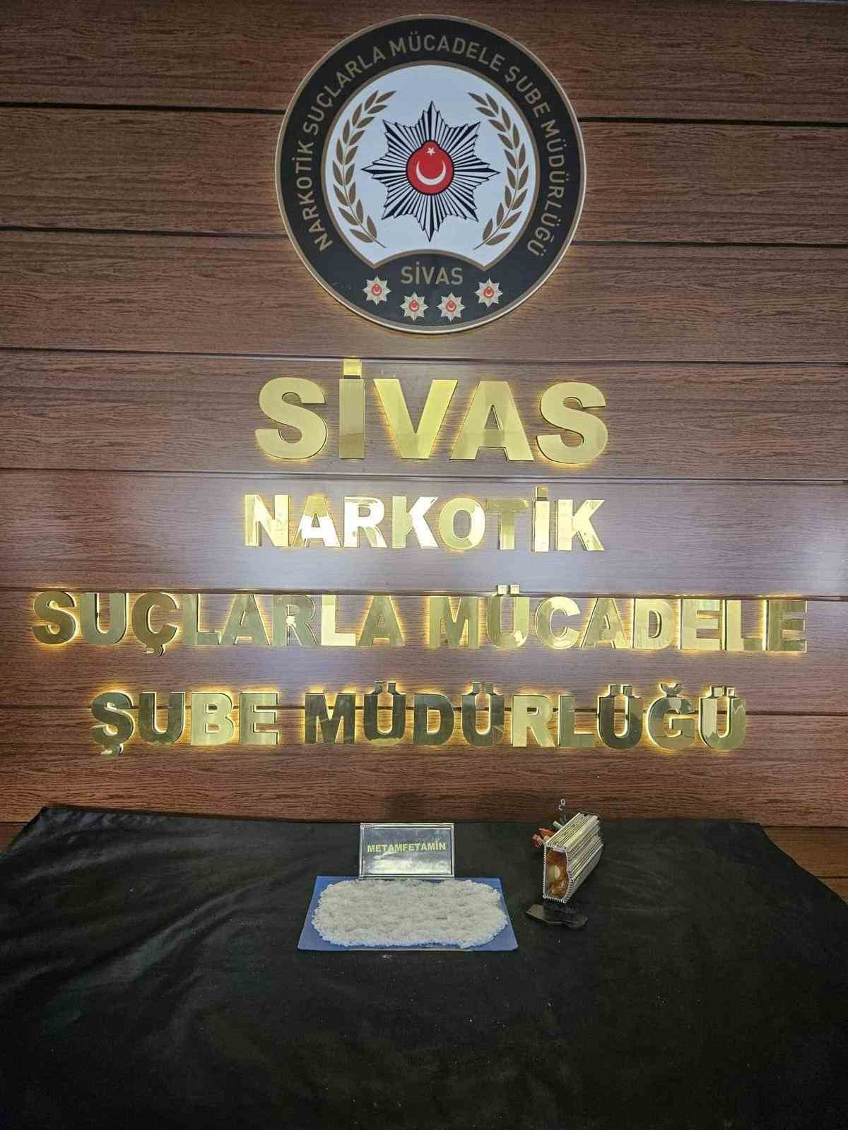 Sivas’ta narkotik operasyonu: 3 kişi tutuklandı
Sivas’ta narkotik operasyonu: 3 kişi tutuklandı