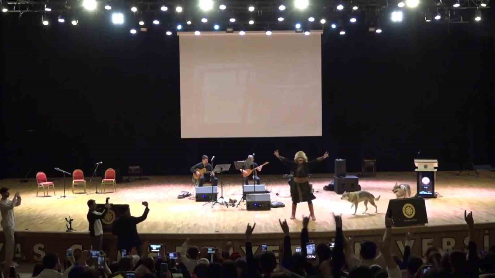 Sivas’ta Nevruz kutlamalarında renkli görüntüler: Sahneye kurtlar çıktı, şahin havada uçtu
