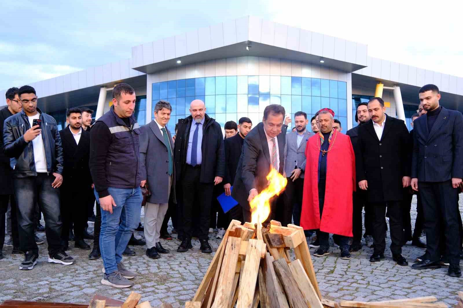 Sivas’ta Nevruz kutlamalarında renkli görüntüler: Sahneye kurtlar çıktı, şahin havada uçtu

