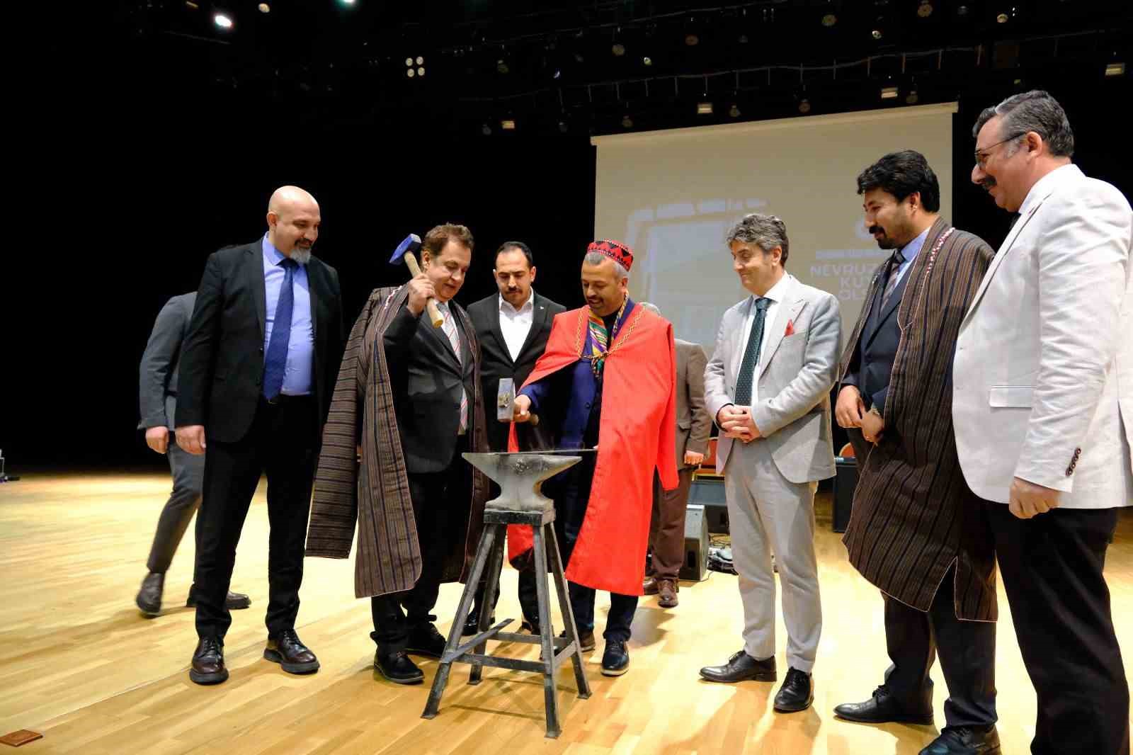 Sivas’ta Nevruz kutlamalarında renkli görüntüler: Sahneye kurtlar çıktı, şahin havada uçtu
