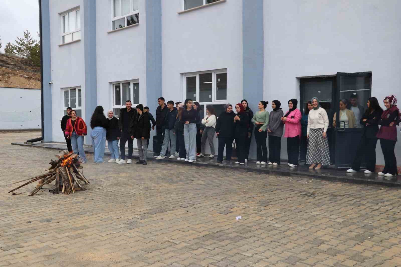 Sivas’ta öğrenciler baharın gelişini kutladı
