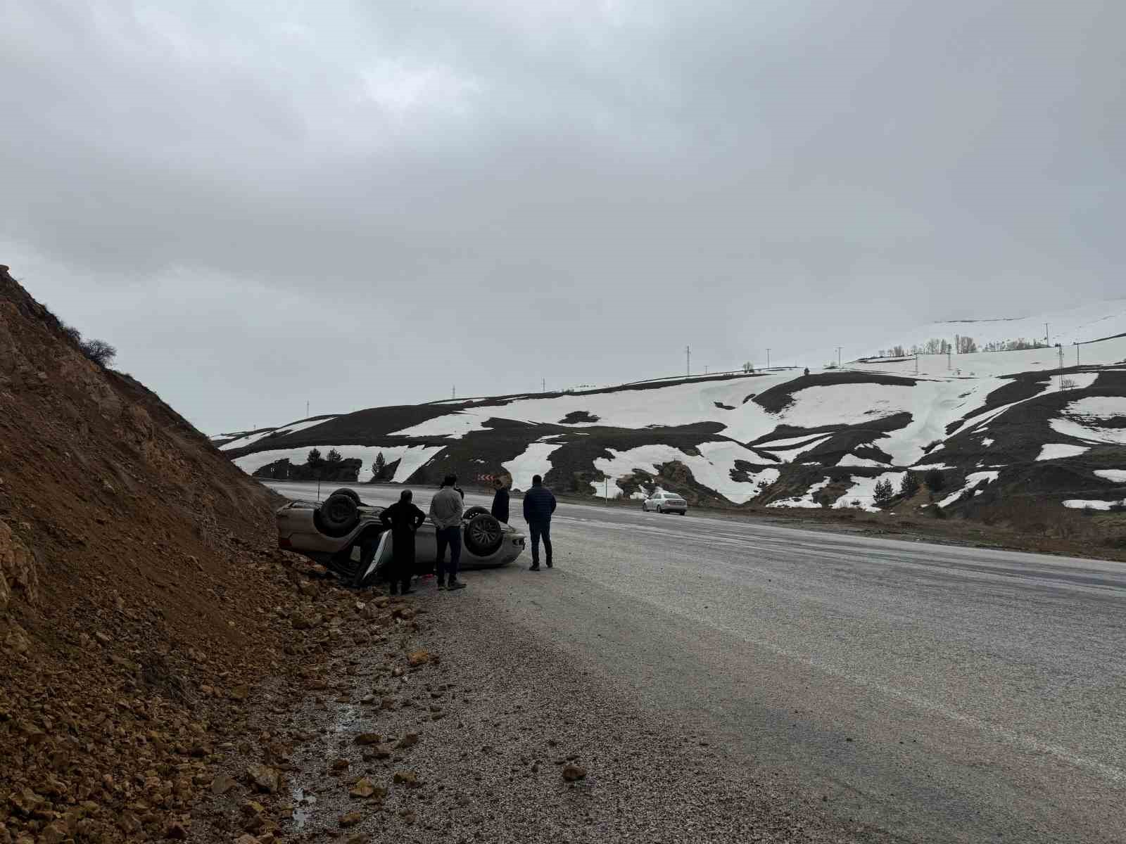 Sivas’ta otomobil takla attı, 3 kişi yaralandı
