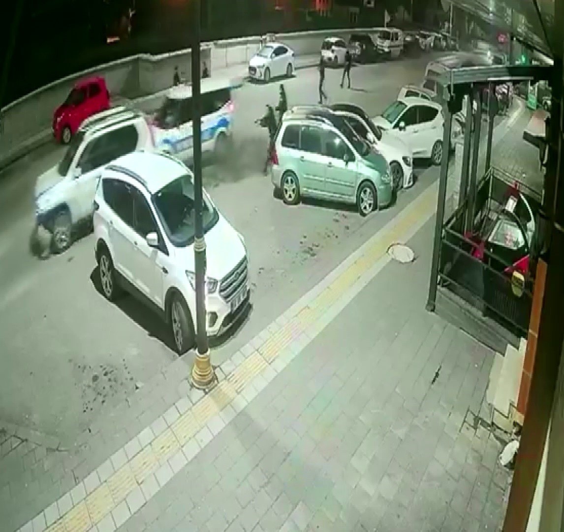 Sivas’ta polisin "dur" ihtarına uymayan sürücü, ortalığı savaş alanına çevirdi
Sivas’ta polisin "dur" ihtarına uymayan sürücü, ortalığı savaş alanına çevirdi