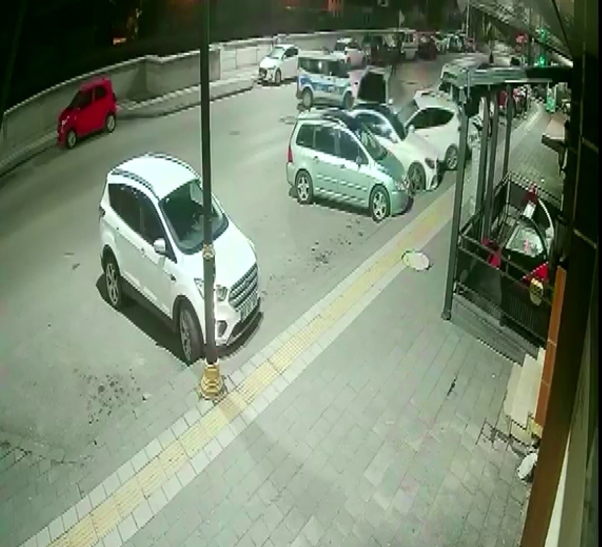 Sivas’ta polisin "dur" ihtarına uymayan sürücü, ortalığı savaş alanına çevirdi
Sivas’ta polisin "dur" ihtarına uymayan sürücü, ortalığı savaş alanına çevirdi