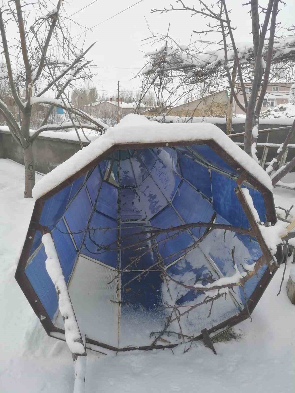 Sivas’ta şiddetli rüzgar cami minaresinin külahını uçurdu
