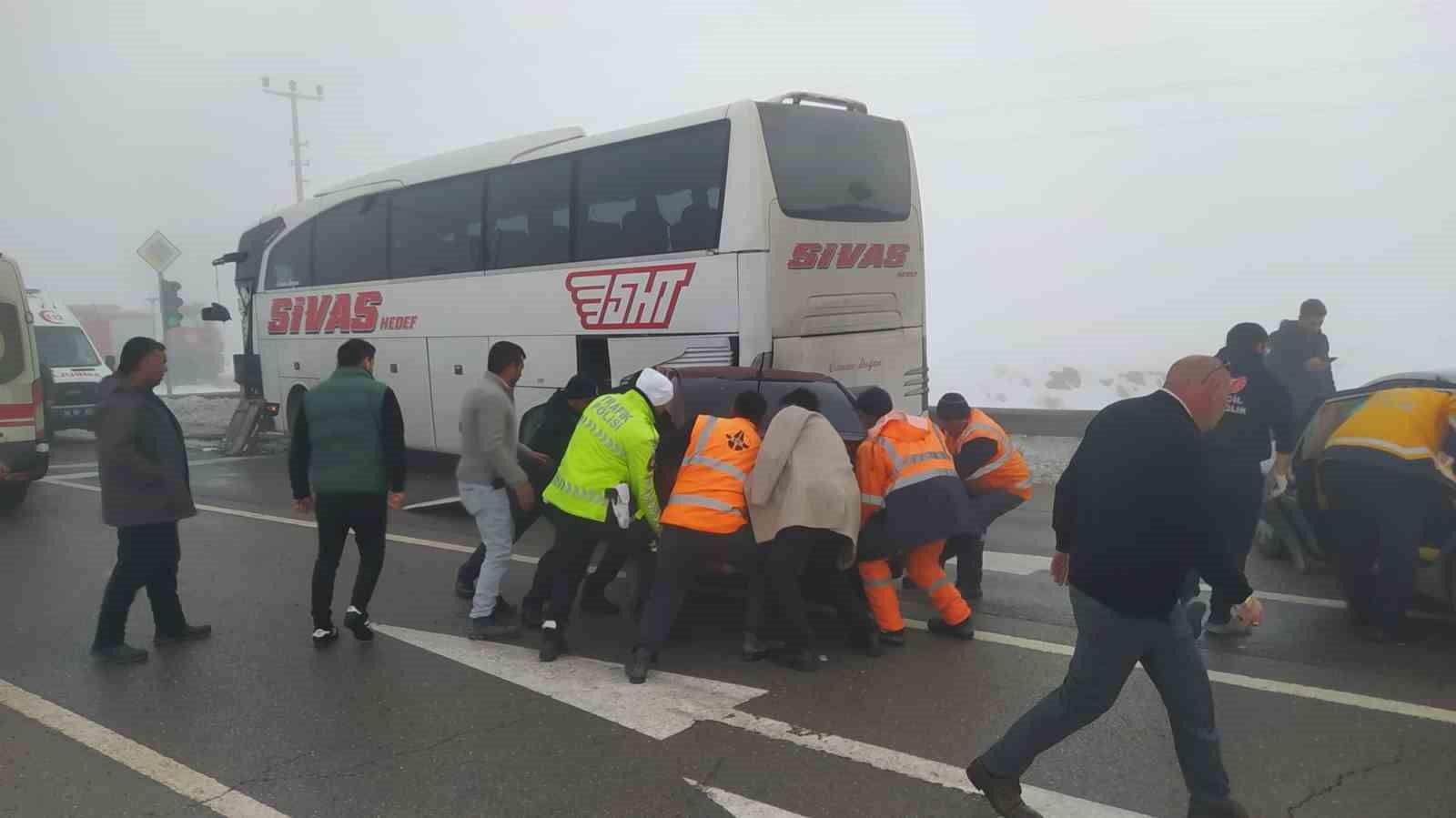 Sivas’ta sis zincirleme kazaya neden oldu: 7 yaralı
