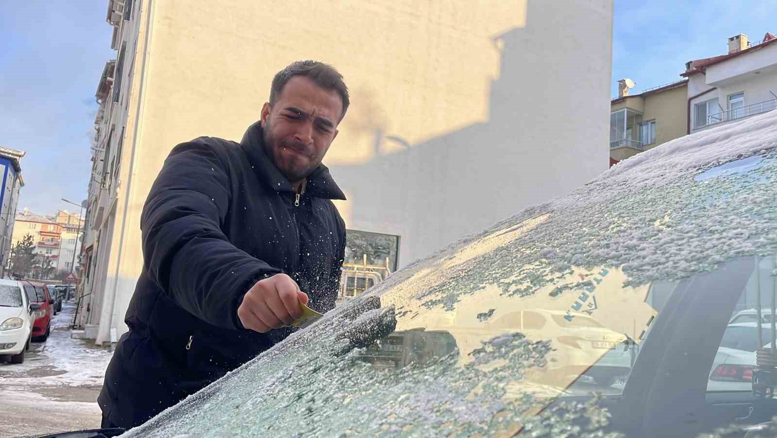 Sivas’ta soğuk hava etkisini gösterdi, ördeklerin olduğu gölet kısmen dondu
