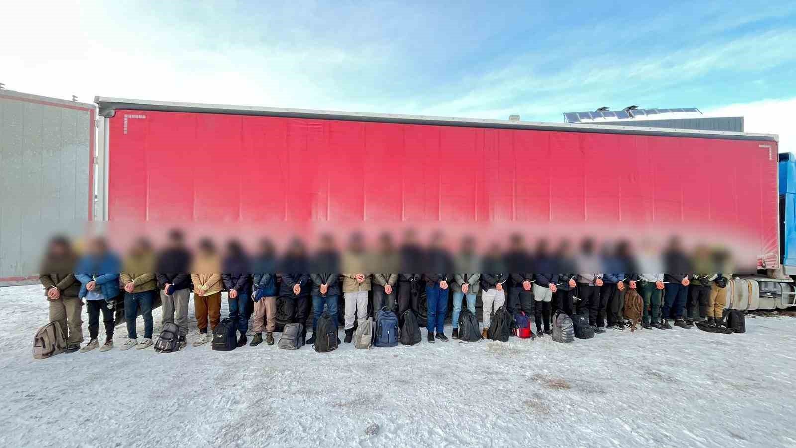 Sivas’ta tır dorsesine gizlenen 25 kaçak göçmen yakalandı
