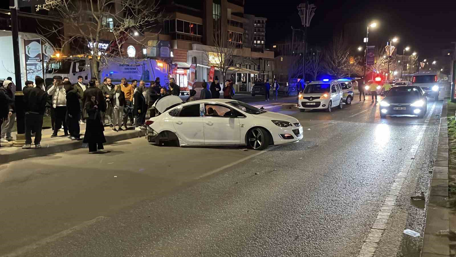 Sivas’ta üç kişinin yaralandığı kazada araç hurdaya döndü: O anlar kamerada
