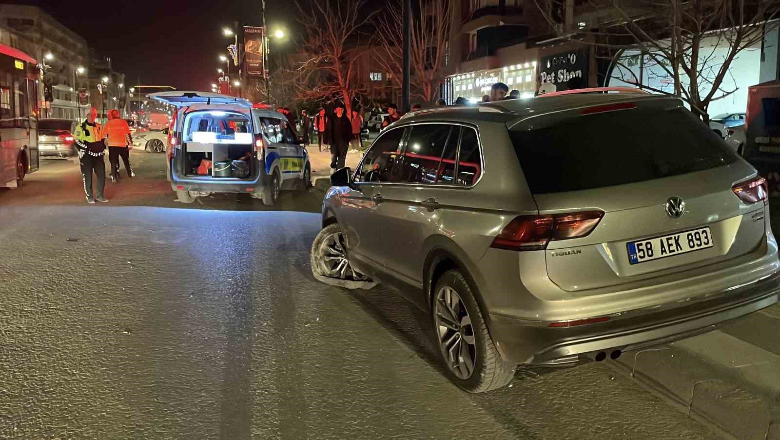 Sivas’ta üç kişinin yaralandığı kazada araç hurdaya döndü: O anlar kamerada
