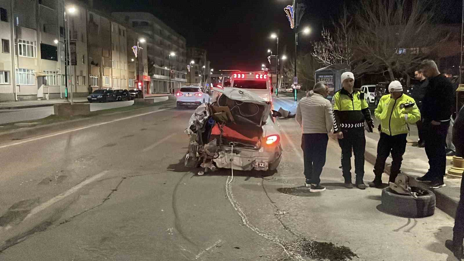 Sivas’ta üç kişinin yaralandığı kazada araç hurdaya döndü: O anlar kamerada
