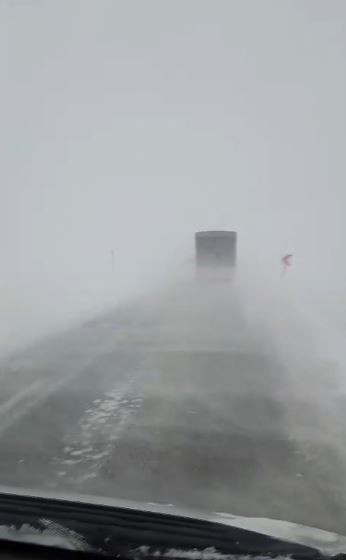 Sivas’ta ulaşıma kar engeli: Sivas-Malatya ve Sivas-Kayseri kara yolları trafiğe kapatıldı
