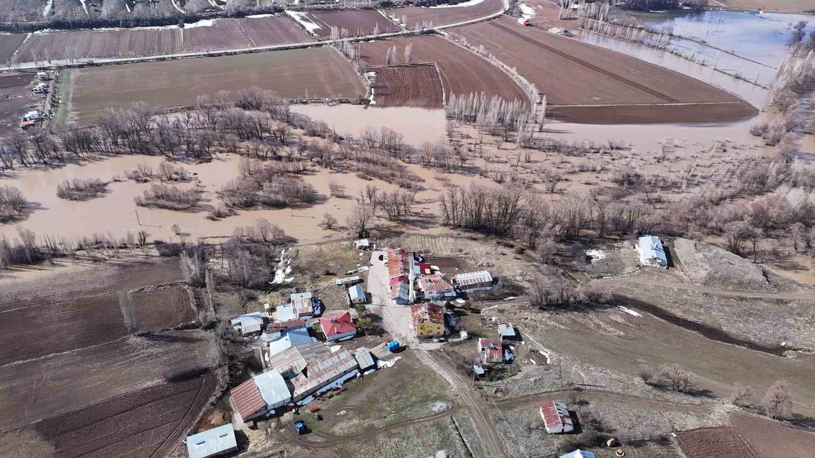 Sivas’ta yağan kar eridi, köy yolu tamamen su altında kaldı
