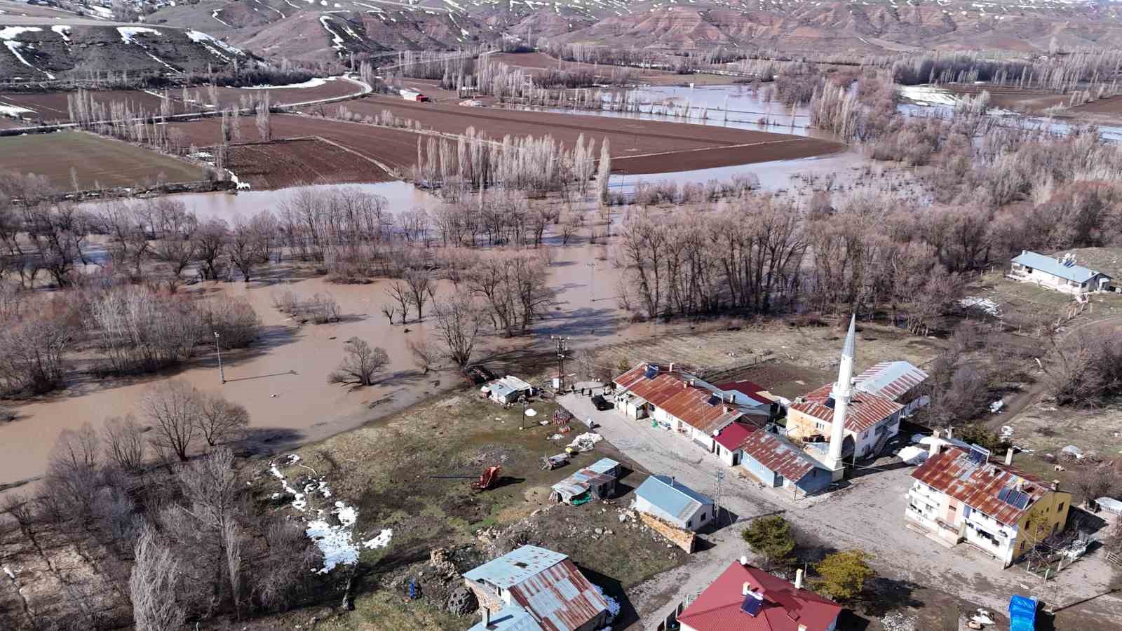 Sivas’ta yağan kar eridi, köy yolu tamamen su altında kaldı
