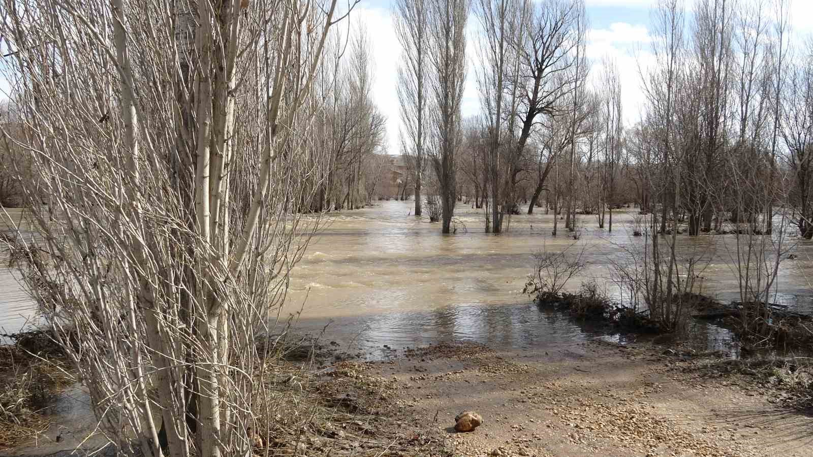 Sivas’ta yağan kar eridi, köy yolu tamamen su altında kaldı
