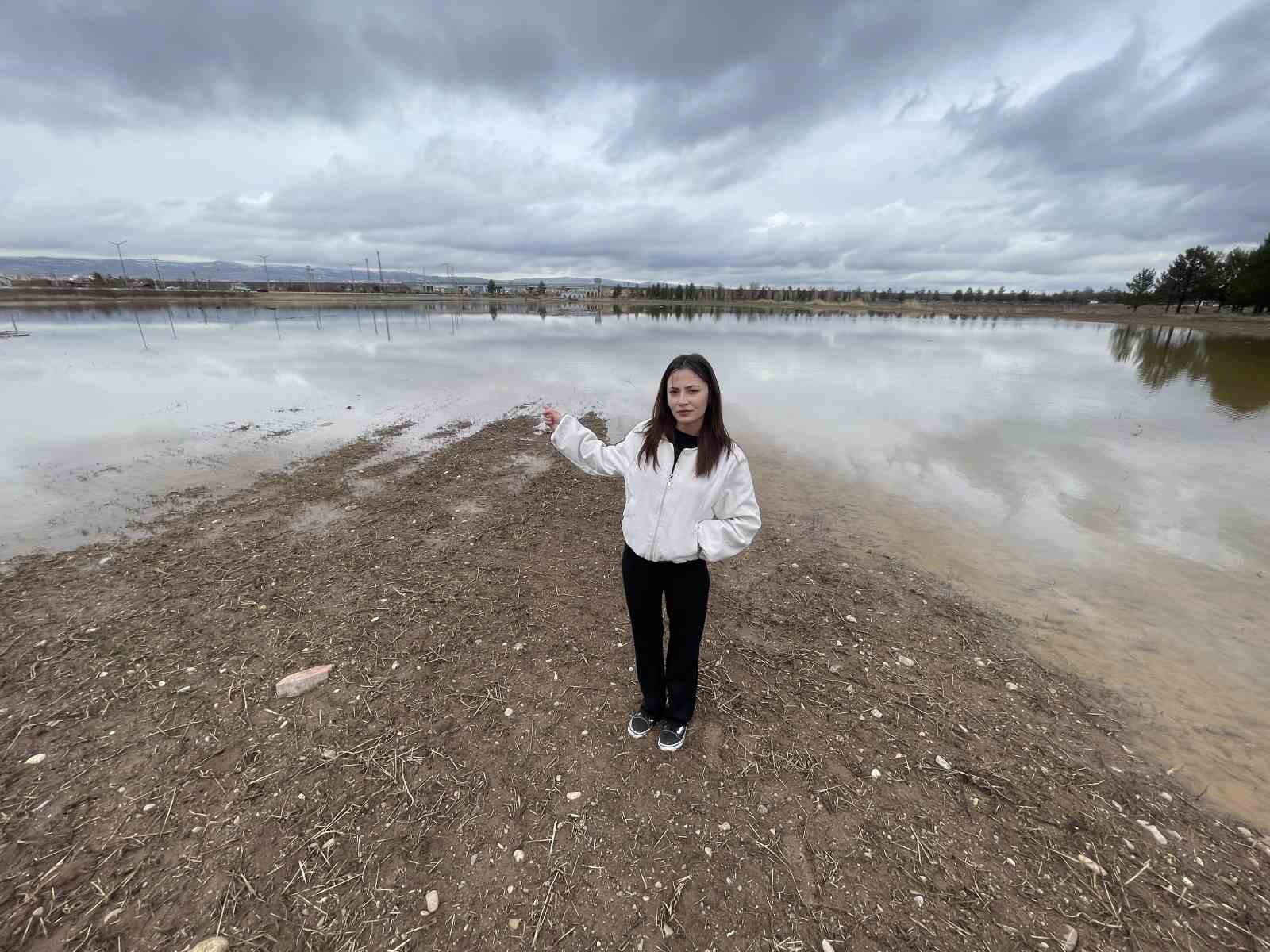 Sivas’ta yağmur suları ikiz gölet oluşturdu
