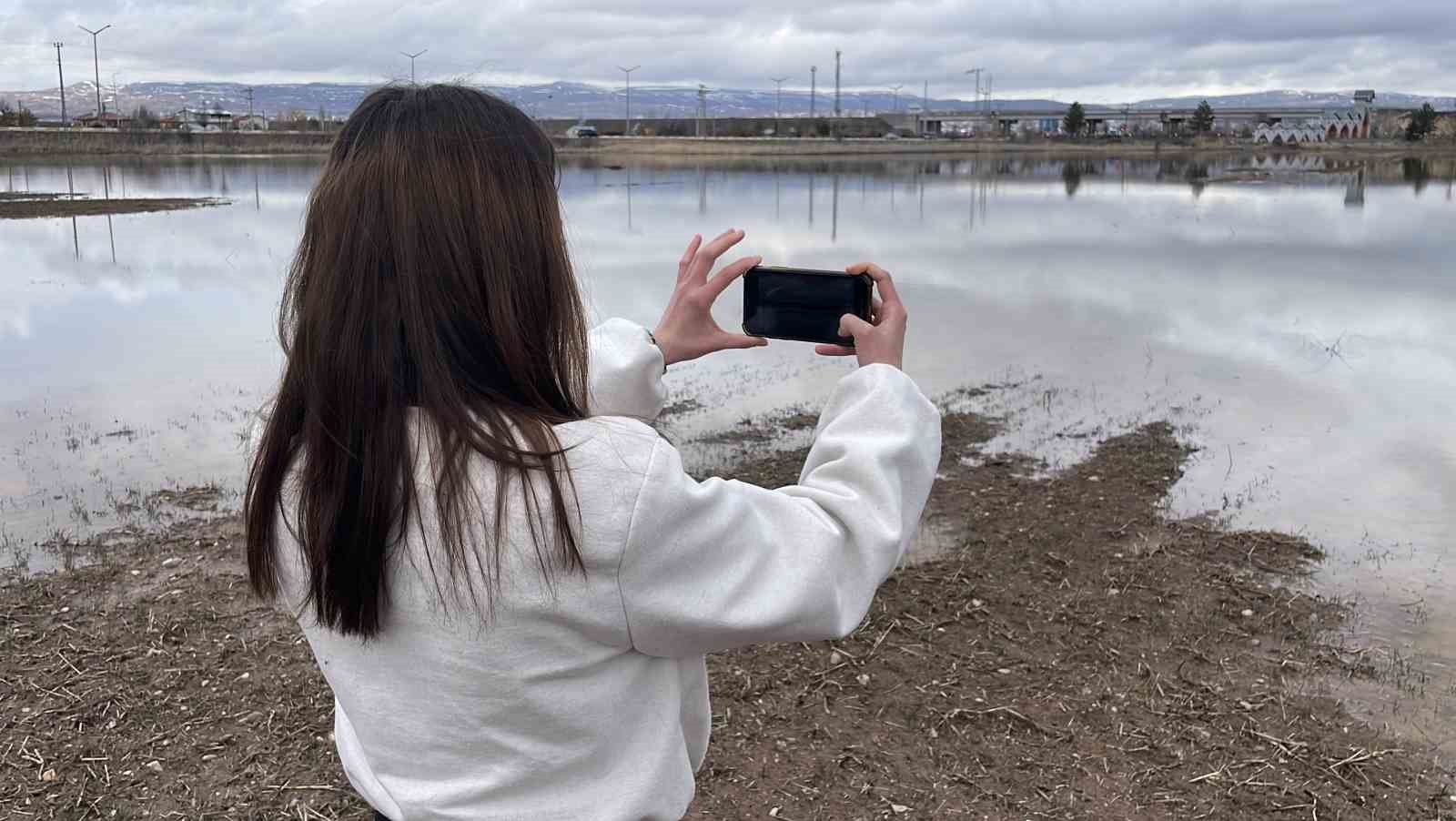Sivas’ta yağmur suları ikiz gölet oluşturdu
