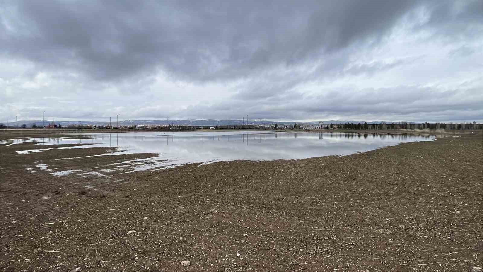 Sivas’ta yağmur suları ikiz gölet oluşturdu
