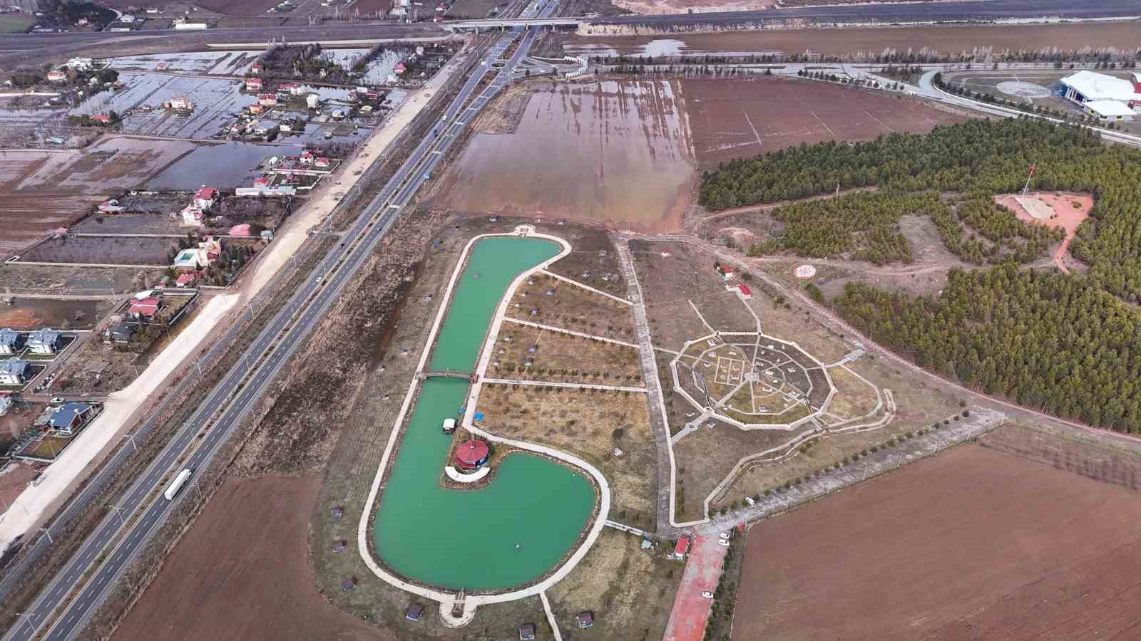 Sivas’ta yağmur suları ikiz gölet oluşturdu
