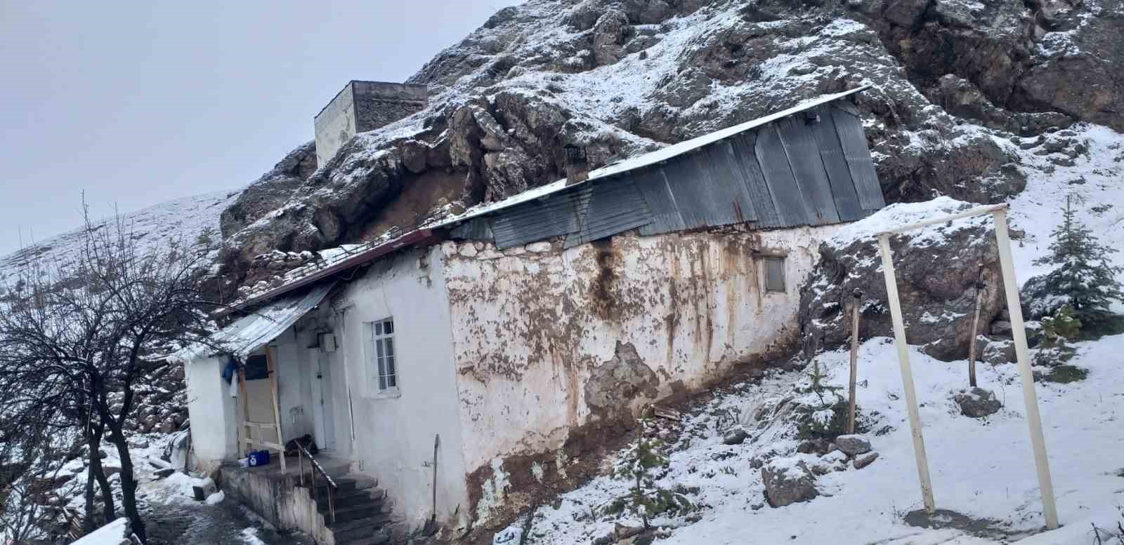 Sivas’ta yamaçtan kopan kayalar tehlike saçtı
