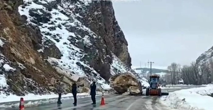 Sivas’ta yamaçtan kopan kayalar tehlike saçtı
