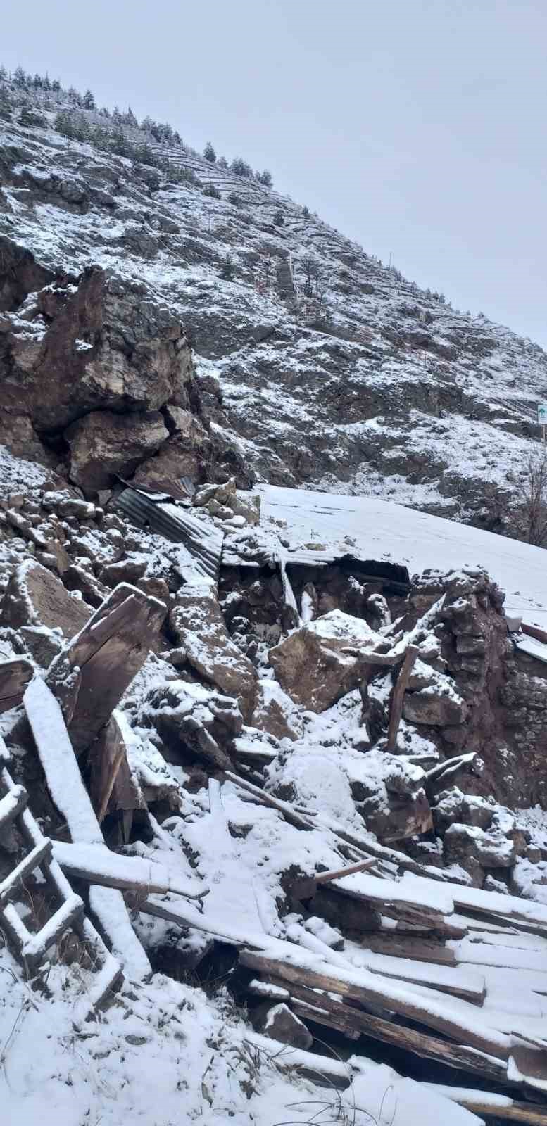 Sivas’ta yamaçtan kopan kayalar tehlike saçtı
