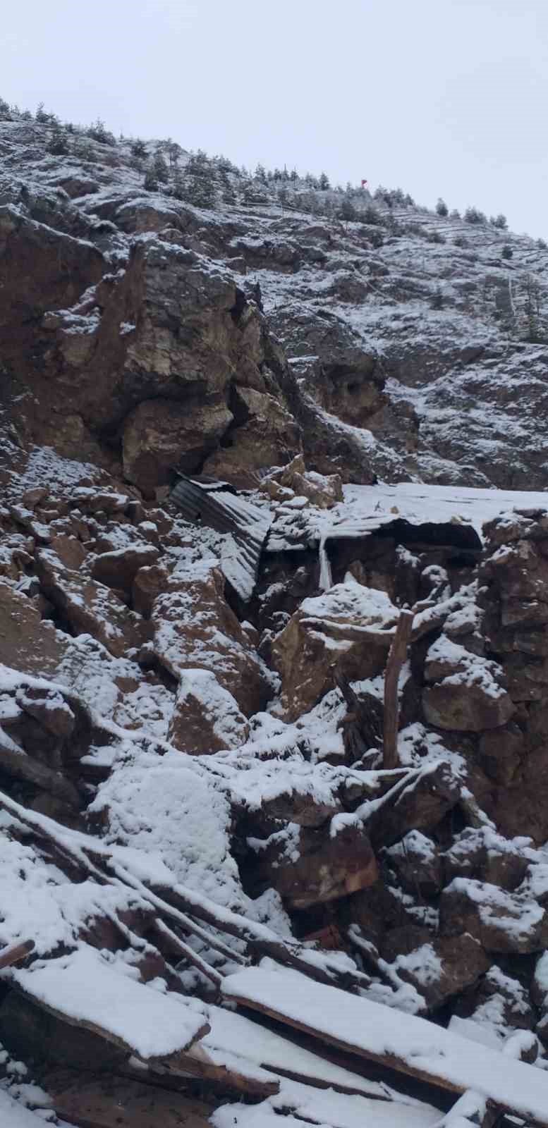 Sivas’ta yamaçtan kopan kayalar tehlike saçtı
