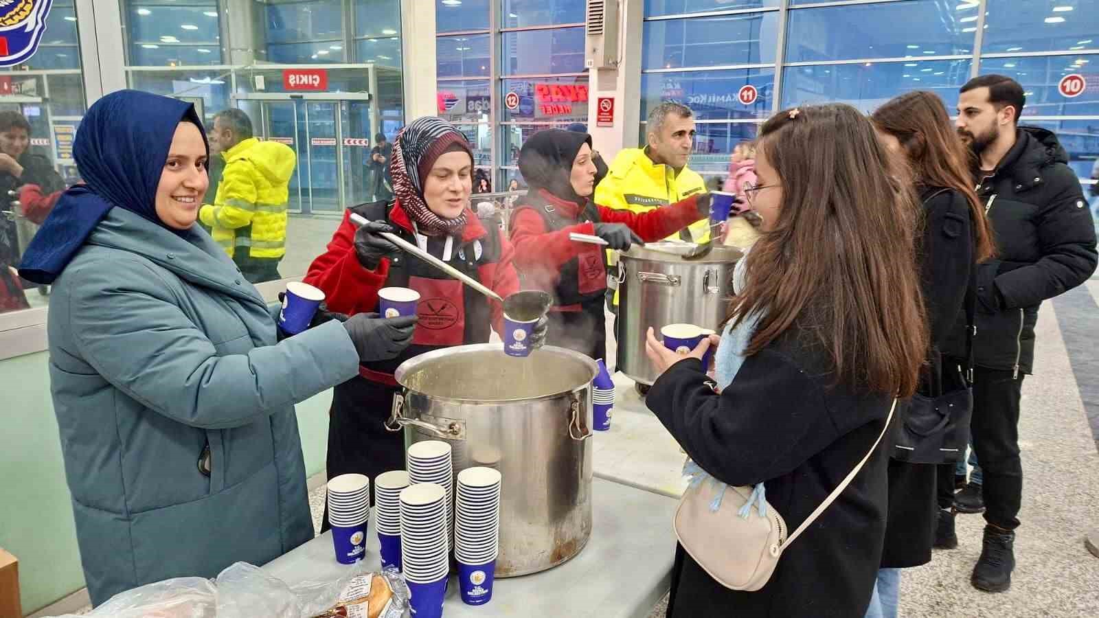 Sivas’ta yoğun kar hayatı felç etti: Yolculara sıcak çorba ikram edildi
Sivas’ta yoğun kar hayatı felç etti: Yolculara sıcak çorba ikram edildi