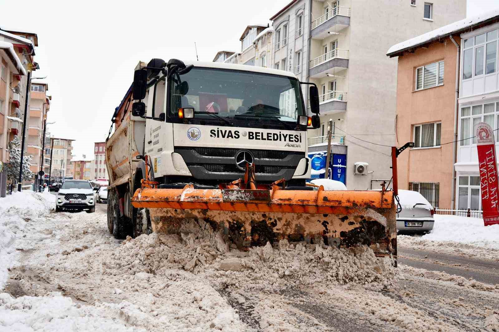 Sivas’ta yoğun kar hayatı felç etti: Yolculara sıcak çorba ikram edildi
Sivas’ta yoğun kar hayatı felç etti: Yolculara sıcak çorba ikram edildi